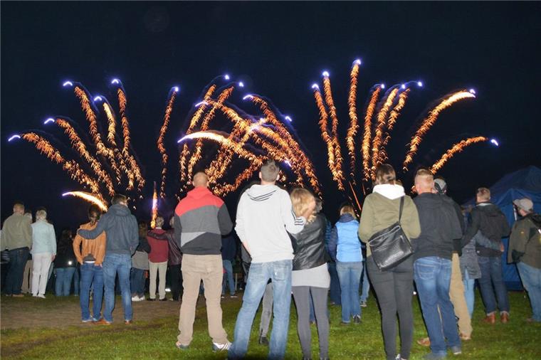 Viele Bürger sind sauer, weil es das Höhenfeuerwerk beim Beerster Seefest künftig nicht mehr geben soll. Bürgermeister Thorsten Krüger lädt jetzt alle Interessenten ein, ihre Anregungen und Ideen vorzutragen.