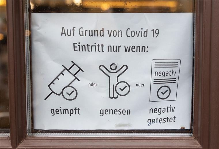 Großteil der Corona-Maßnahmen soll ab 20. März wegfallen Eingang einer Gaststätte mit dem Hinweis auf 3G Regel