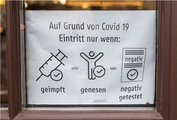 Eingang einer Gaststätte mit dem Hinweis auf 3G Regel 
