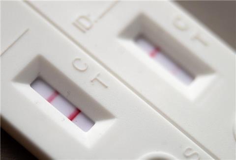 Coronatest mit roten Strichen