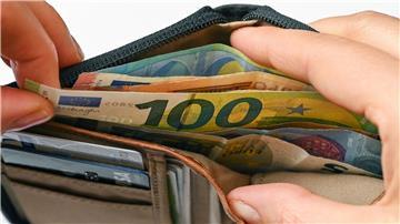 Viele Eurobanknoten stecken in einer Geldbörse.