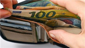 Viele Eurobanknoten stecken in einer Geldbörse.