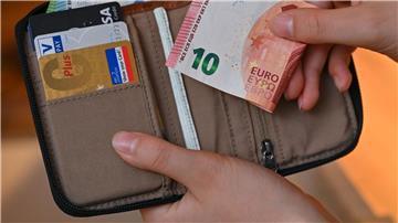 Viele Eurobanknoten stecken in einer Geldbörse.