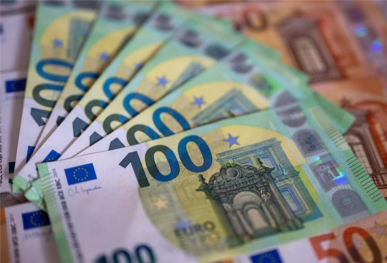 Überraschende Zahlen! Ab diesem Einkommen gilt eine Familie in Deutschland als reich Geldscheine mit dem Wert von 100 und 50 Euro liegen auf einem Tisch.
