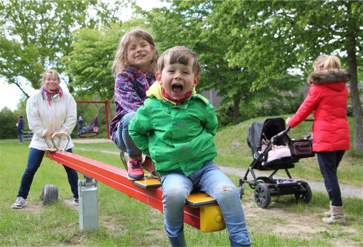 Viele Familien sind froh, dass die Spielplätze wieder geöffnet sind: Hannes (vorne) und Schwester Julia mit Mutter Birte fühlen sich auf der Wippe wohl. 