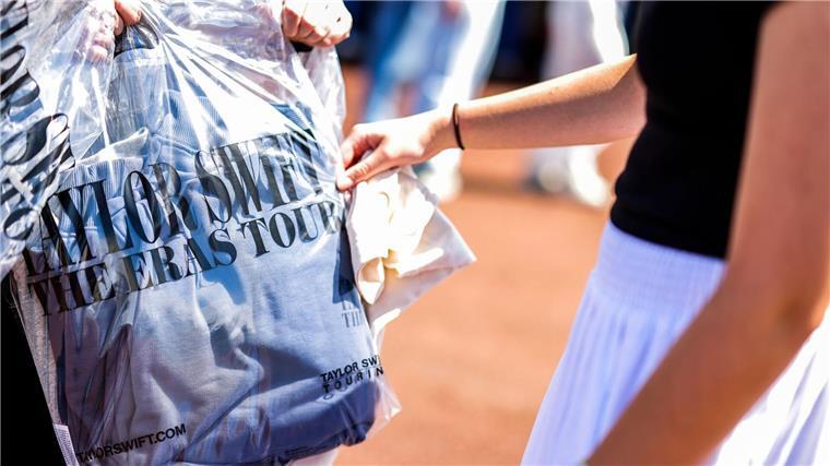 Fanartikel: Lieblingsandenken oder (zu) teures Luxusgut? Viele Fans deckten sich bei Taylor Swift mit Merch ein. (Archivbild)