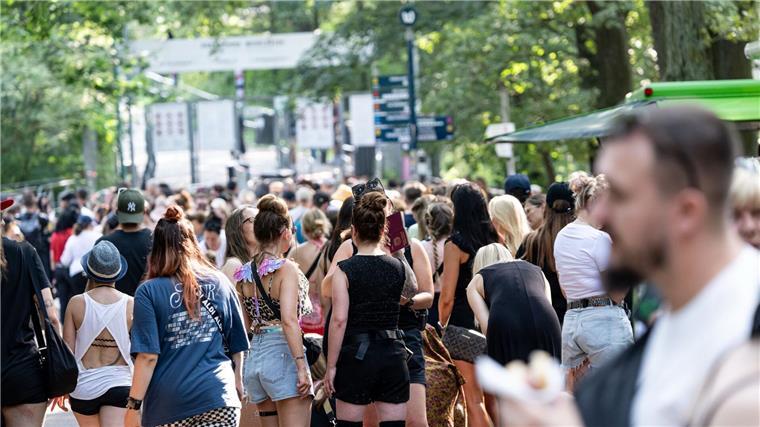 Fanartikel: Lieblingsandenken oder (zu) teures Luxusgut? Viele Fans wollen ihren Idolen nahe sein, etwa beim Tokio Hotel-Konzert in Berlin.