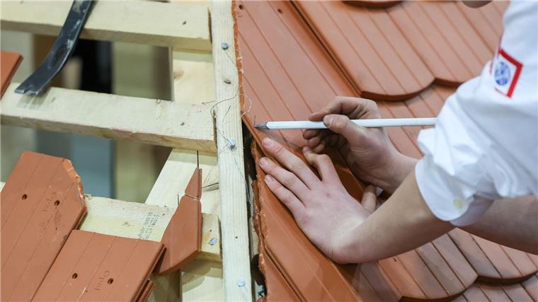 Zentralstelle für ausländische Fachkräfte kommt zum 1. Juli Viele Firmen suchen händeringend nach Fachkräften, etwa im Handwerk. (Symbolbild)