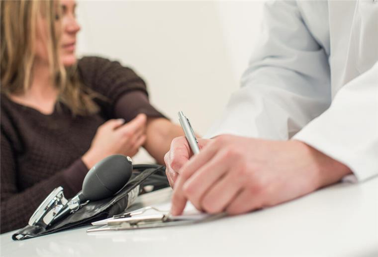 Eine Frau beim Arztbesuch Viele Frauen erleben beim Arzt, dass ihre Beschwerden abgetan werden – oft mit dem Verweis auf Stress oder Psyche. Das kann Diagnosen verzögern und Vertrauen kosten.