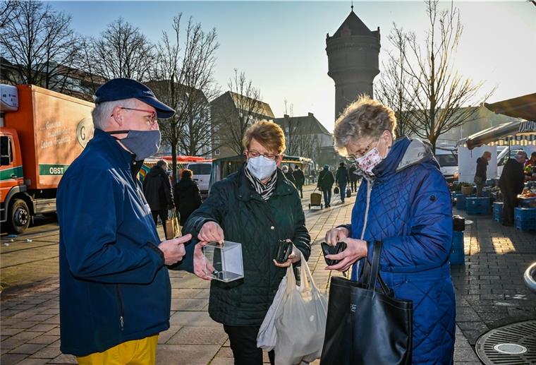 Leichte Aufdringlichkeiten für den guten Zweck Viele freundliche Menschen hat Redakteur Torsten Melchers bei seiner Sammelaktion auf dem Geestemünder Wochenmarkt getroffen: Für die NZ-Aktion "300 Minuten im Advent" hat er 18 Minuten lang Spenden für die Aktion "Hilfe für Mitbürger" gesammelt. Foto Scheschonka
