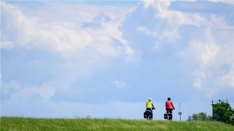 Feiertage in Niedersachsens Urlaubsregionen gut gebucht Viele Gäste kämen für ein verlängertes Wochenende an die Küste, um eine kurze Auszeit zu genießen, heißt es bei der Ostfriesland Tourismus GmbH.