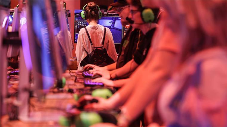 Mehr Games aus Deutschland? Branche bekommt staatliche Hilfe Viele Gamescom-Besucher standen fasziniert vor den Computern und an den Konsolen - ihre Begeisterung für Games ist groß.