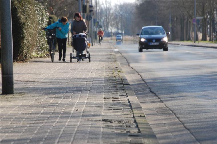 Viele Geh- und Radwege in Nordenham sind in einem schlechten Zustand. Die Politik überlegt, mehr Geld für Reparaturen bereitzustellen. Zudem soll ein Arbeitskreis ein Radwegekonzept erstellen. Das kann dabei helfen, Fördermittel zu bekommen.