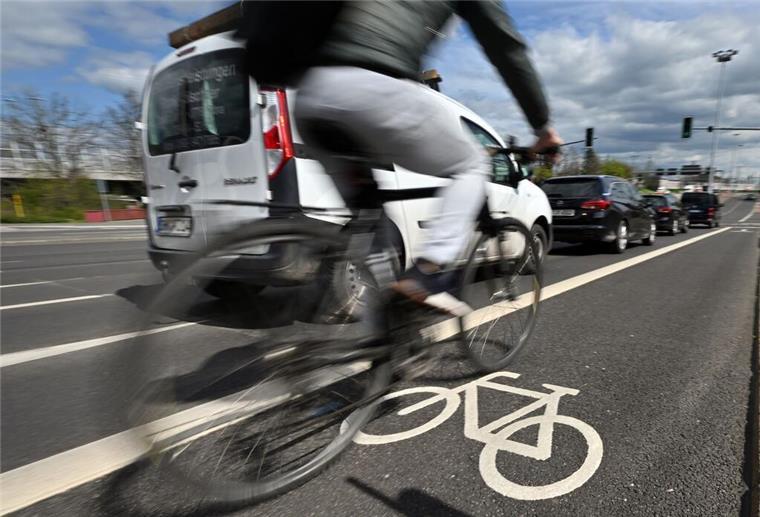 Betrunken auf dem Rad? So verlierst du deinen Führerschein Fahrradspur neben einer Autostraße