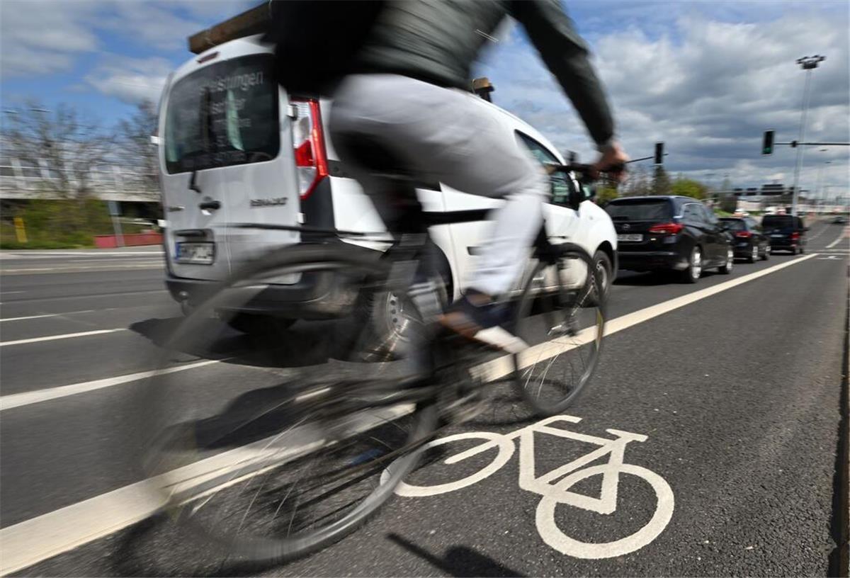  Fahrradspur neben einer Autostraße