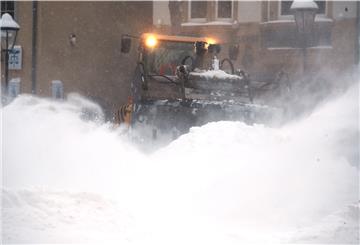 Ein Radlader räumt großen Mengen an Schnee vom Marktplatz im Zentrum der Stadt Jena.