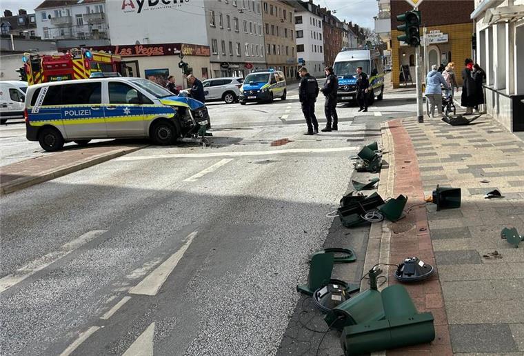 Trotz Martinshorn: Autofahrer übersieht Polizeiwagen – zwei Beamte verletzt Trümmerteile liegen nach einem Unfall auf der Straße.