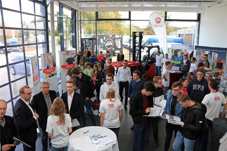 Azubi-Tag bei Fricke in Heeslingen kommt gut an Viele Jugendliche, die ab dem kommenden Jahr einen Ausbildungsplatz suchen, konnten sich schon jetzt über die diversen Möglichkeiten beim Fricke-Azubitag informieren.