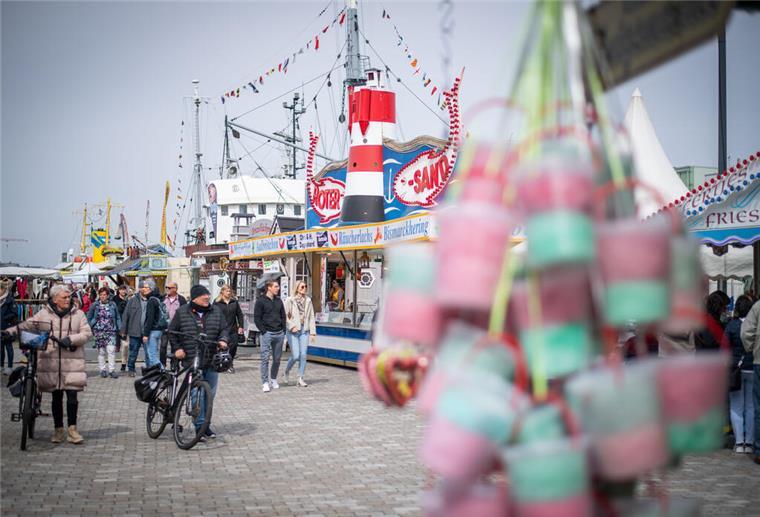 Ganz schön fischig! Bilder der Fischparty im Fischereihafen Bremerhaven Viele kamen bei gutem Wetter mit dem Rad.