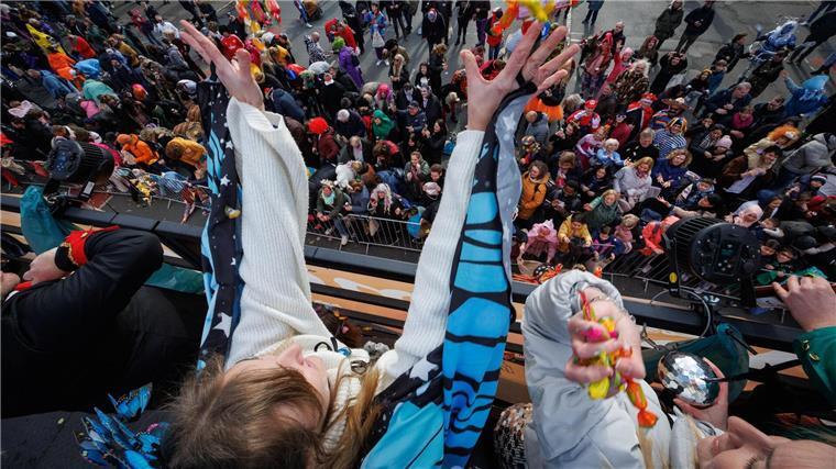 Viele Karnevalfans feiern am „Ossensamstag“ in Osnabrück.