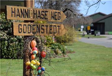 Viele kleine bunte Ostereier schmücken den Hanni Hase-Weg von Ostereistedt, hier in Richtung Godenstedt.