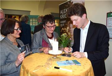 Viele Künstlerinnen und Künstler, die für das Konzertprogramm der Goethe-Gesellschaft nach Nordenham reisen, genießen die Nähe zum Publikum. So auch der Pianist Alexander Krichel, der bereits mehrfach zu Gast war. Das Bild zeigt ihn nach seinem Auftritt im Jahr 2019, als er mit den Gästen plauderte.