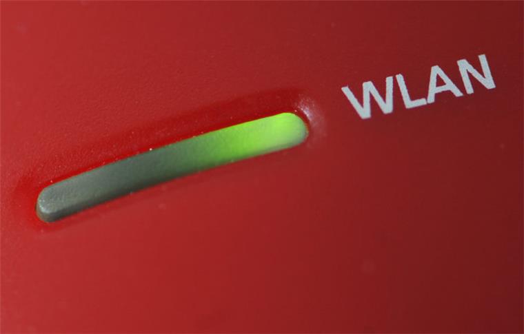 Ein Router für das Internet zeigt grünes Licht.