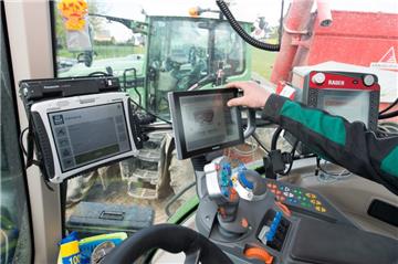 Viele Landmaschinen sind inzwischen mit enormer Technik ausgestattet. Dafür benötigen sie häufig einen Internetzugang, der auf dem Land aber fehlt.