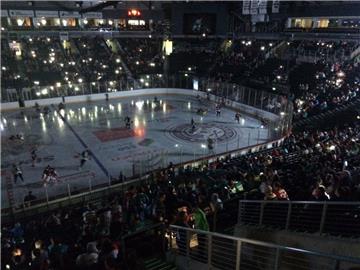 Viele Lichter, abgedunkelte Arena: In Belfast herrscht beste Eishockey-Stimmung. 
