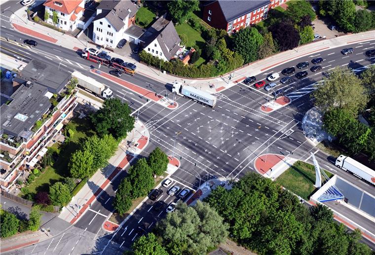 Viele Linien, viele Ampeln: Die Kreuzung über dem Hafentunnel ist gewöhnungsbedürftig – vor allem für Radfahrer.
