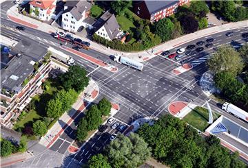Viele Linien, viele Ampeln: Die Kreuzung über dem Hafentunnel ist gewöhnungsbedürftig – vor allem für Radfahrer.