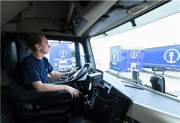 Viele Lkw-Fahrer hängen an ihrem Beruf - eigentlich. Sie klagen aber oft über die Bezahlung. Bewegt sich da jetzt etwas?