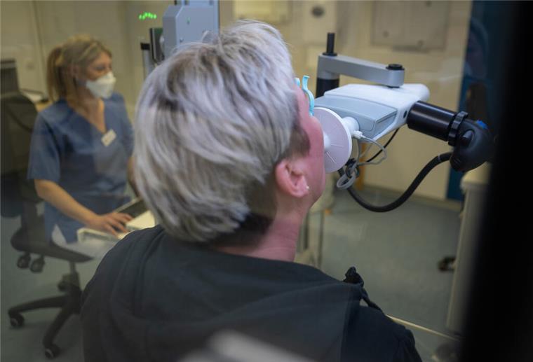 Eine Long-Covid-Patientin ist nach kleinen Tätigkeiten im Haushalt erschöpft.