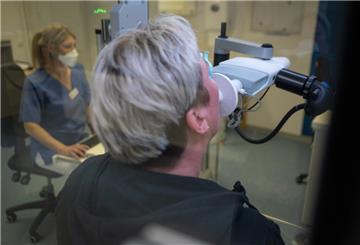 Eine Long-Covid-Patientin ist nach kleinen Tätigkeiten im Haushalt erschöpft.