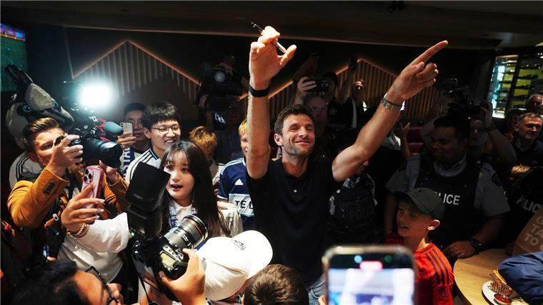 Herzlich willkommen in Kanada! Viele Menschen begrüßten den deutschen Fußball-Star am Flughafen.