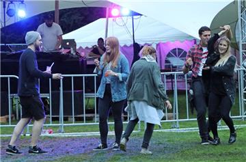 Viele Menschen bewegten sich zu den Rhythmen der angesagten DJs in Zeven.