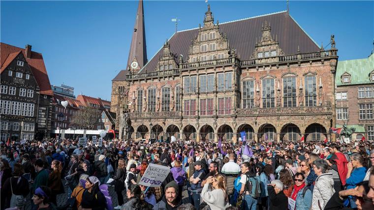 Viele Menschen gingen in Niedersachsen und Bremen für die Rechte der Frauen auf die Straße.