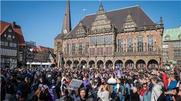 Viele Menschen gingen in Niedersachsen und Bremen für die Rechte der Frauen auf die Straße.