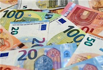 Zu sehen sind Euro-Geldscheine mit unterschiedlichen Werten. 