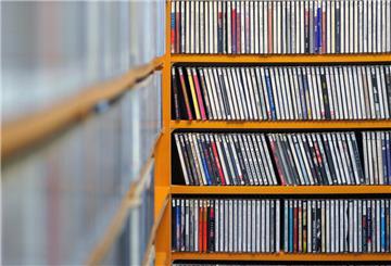 Ein Regal voller CDs. Viele Menschen sammeln noch CDs. Unter ihnen können sich wahre Schätze verbergen, die Tausende Euro wert sind.