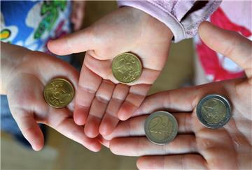 Viele Menschen sind auf jeden Cent angewiesen. Hilfe für Mitbürger hilft, wenn Menschen durchs soziale Netz fallen.