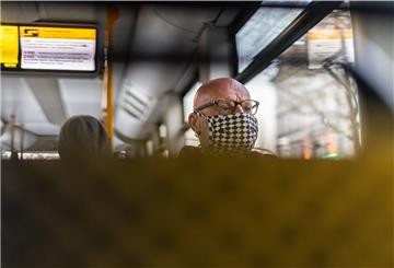 Viele Menschen tragen inzwischen einen Mundschutz, vor allem um andere zu schützen.