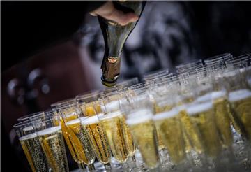 Viele Menschen werden mit einem  Glas Sekt aufs neue Jahr anstoßen. 