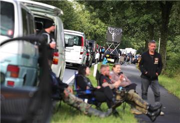 Metal-Fans stehen mit ihren Fahrzeugen im Anreisestau