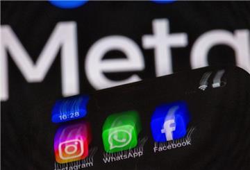 Die Apps Instagram, Facebook und WhatsApp sind auf dem Display eines Smartphones vor dem Logo des Internetkonzerns Meta zu sehen. 