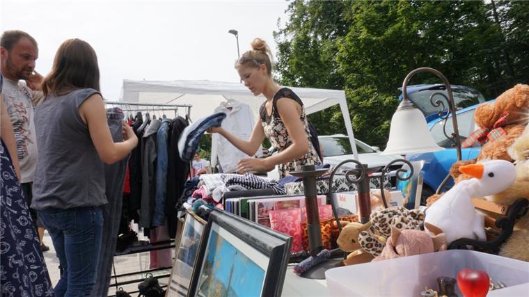 Viele nutzten das Wetter für einen Bummel über den Flohmarkt. 