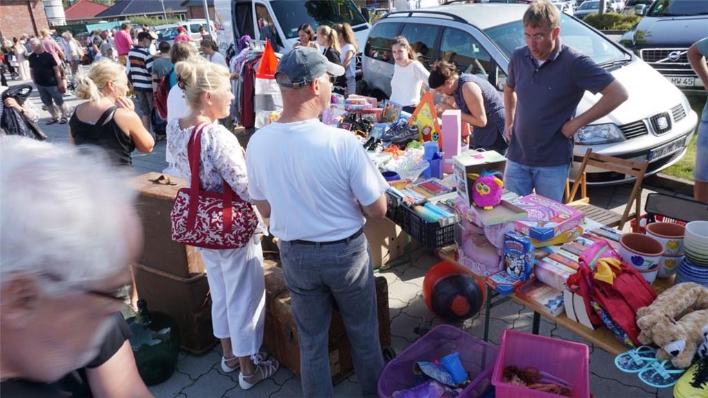 Viele nutzten das Wetter für einen Bummel über den Flohmarkt. 