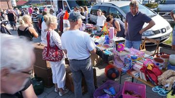Viele nutzten das Wetter für einen Bummel über den Flohmarkt. 