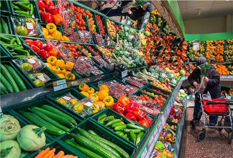 Viele Obst- und Gemüsesorten sind nach Angaben der Verbraucherzentrale teurer als im Vorjahr.