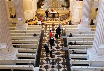 Menschen warten in der Nikolaikirche auf eine Impfung. Verschiedene sächsische Kirchen haben am 28.11.2021 Impftermine angeboten.